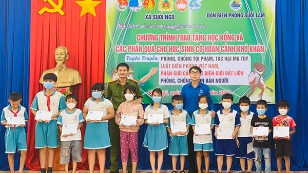 Người chiến sĩ Công an vùng biên hết lòng với dân nghèo