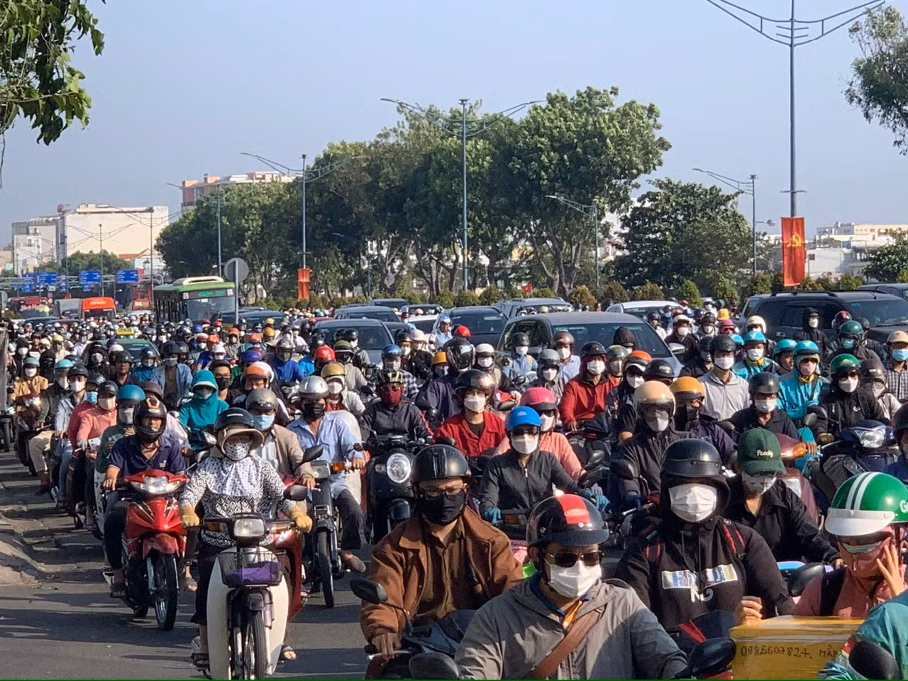 Ùn ứ giao thông nghiêm trọng&nbsp;sau sự cố xe 16 chỗ lao vào gốc cây -1