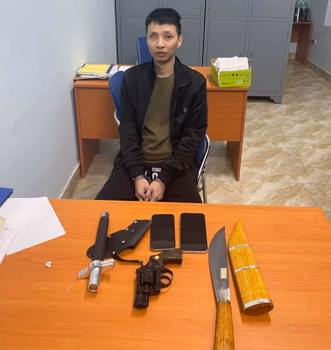 Ngăn chặn đối tượng mang theo súng colt, dao nhọn -0
