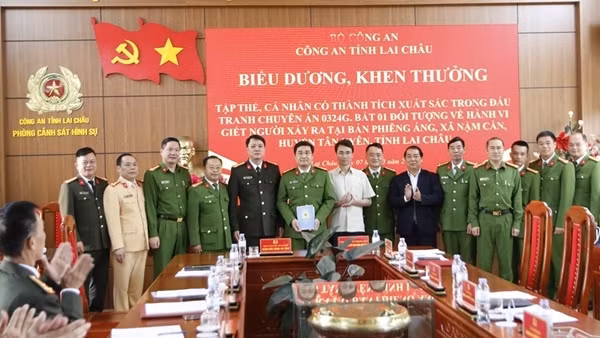 Khen thưởng tập thể, cá nhân bắt đối tượng giết người sau 24 giờ gây án