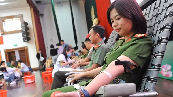 Tuổi trẻ Công an tích cực hiến máu cứu người