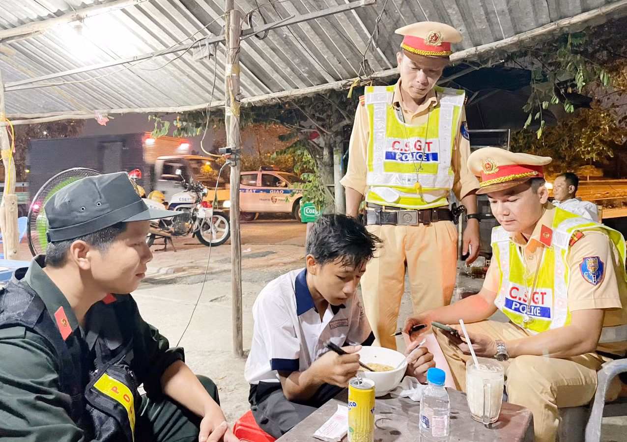 CSGT Công an TP Cần Thơ giúp cháu bé 13 tuổi đi lạc về nhà an toàn -0