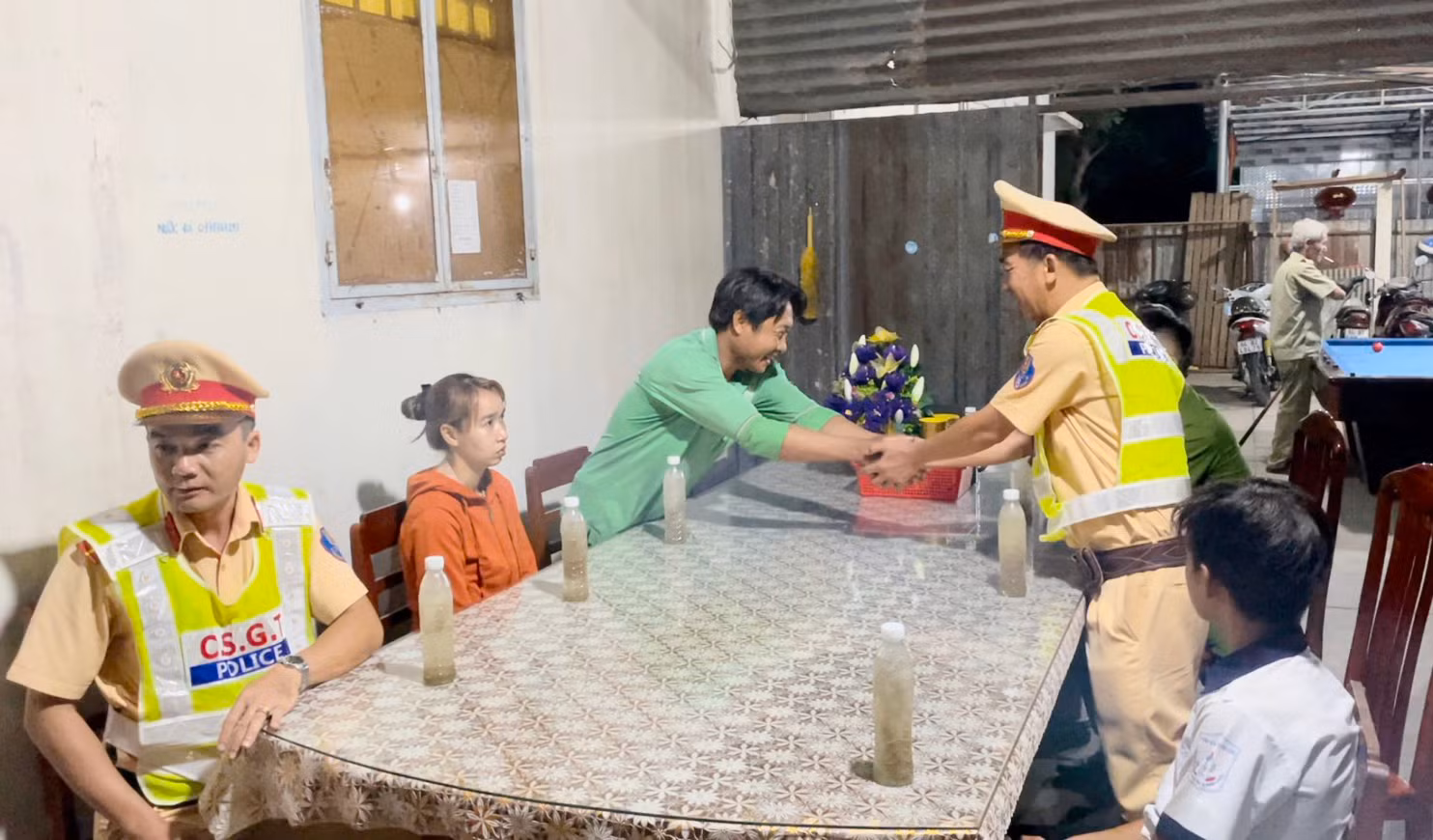 CSGT Công an TP Cần Thơ giúp cháu bé 13 tuổi đi lạc về nhà an toàn -0