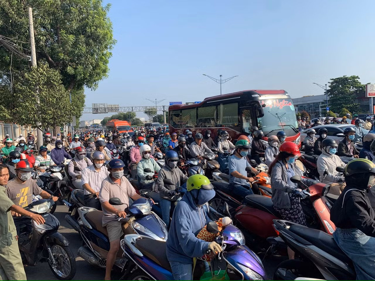 Ùn ứ giao thông nghiêm trọng&nbsp;sau sự cố xe 16 chỗ lao vào gốc cây -0