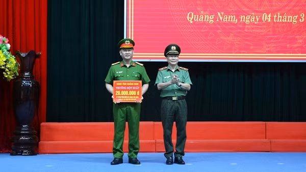 Thưởng đột xuất đơn vị phá chuyên án ma túy, bắt giữ 2 đối tượng