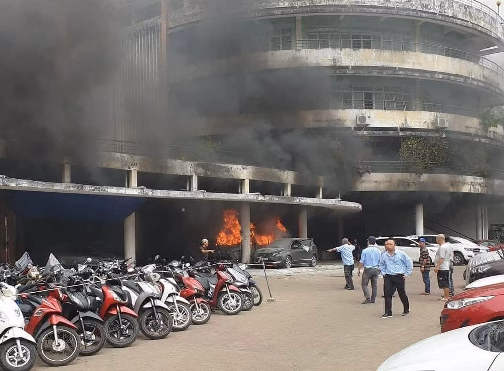 Cháy xe cấp cứu, bãi giữ xe hàng trăm chiếc bị đe dọa -0