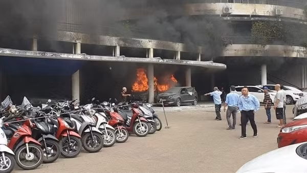 Cháy xe cấp cứu đang đậu trong bãi giữ xe