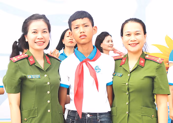 Em Huỳnh Nguyễn Thanh Sang cùng các mẹ đỡ đầu Công an tỉnh Thanh Hóa tham gia chương trình "Hướng dương đón nắng".