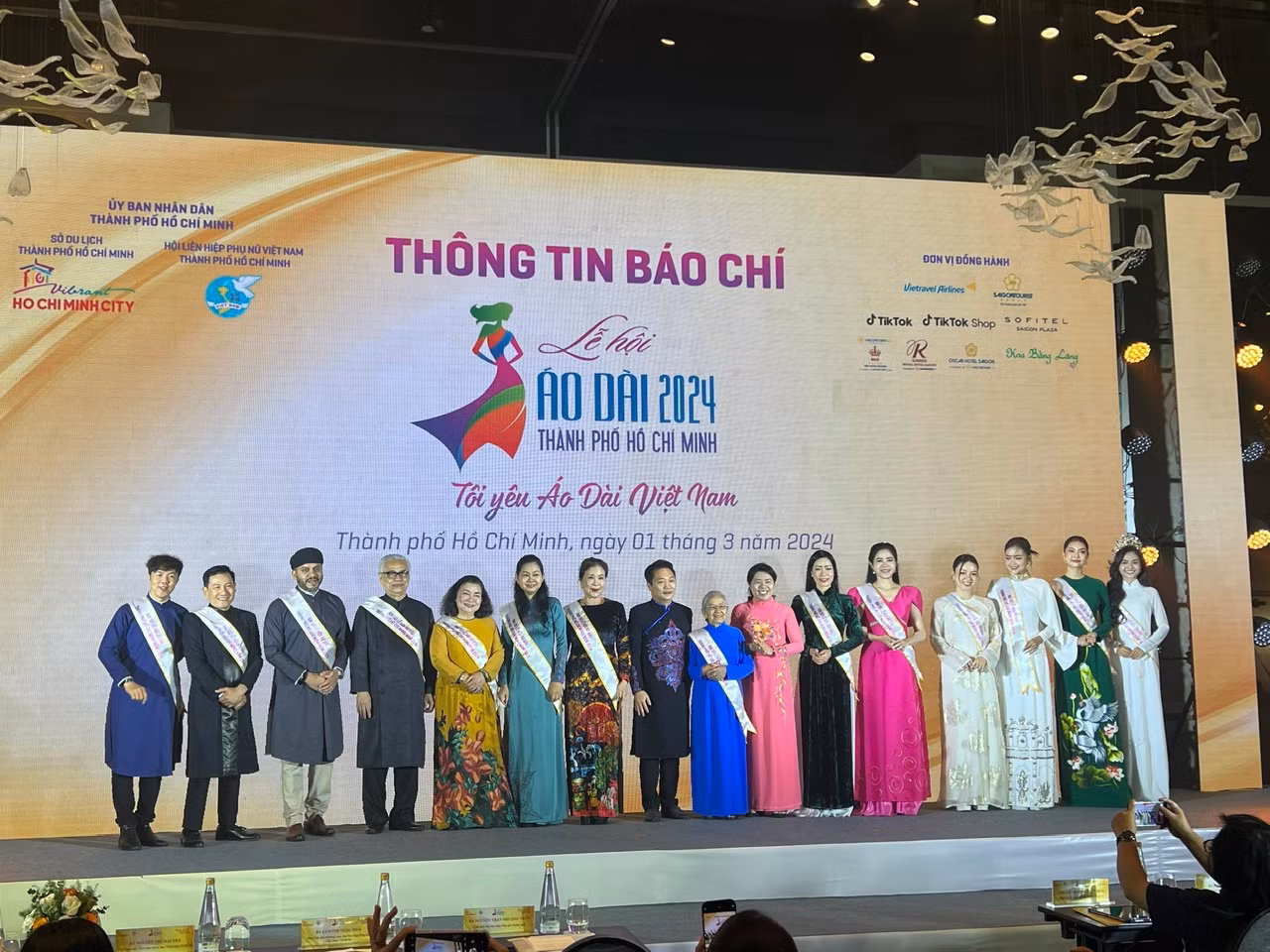Phát triển Lễ hội áo dài thành sản phẩm du lịch độc đáo -0