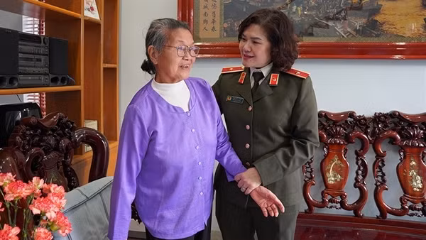 Cục Công tác Đảng và Công tác Chính trị tặng quà gia đình chính sách tại Điện Biên