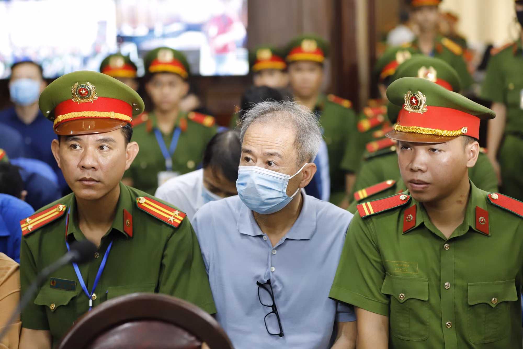 Trưởng đoàn thanh tra đem 5,2 triệu USD gửi nhiều nơi -0