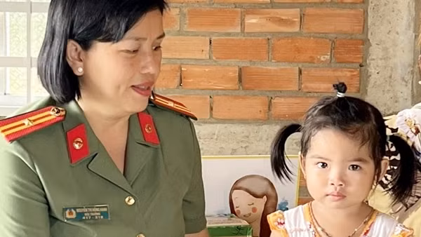 Những người mẹ “áo xanh”, điểm tựa của trẻ mồ côi