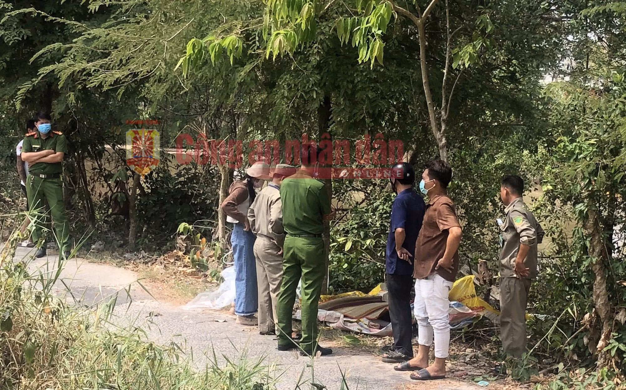 Đang ngồi hóng mát, người dân tá hỏa phát hiện thi thể nữ trôi sông -0
