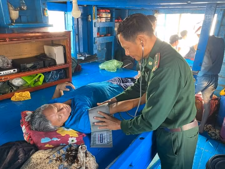 4 ngư dân Phú Yên lâm nạn trên biển đã về đất liền -0
