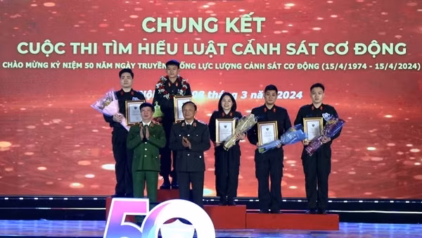 Trao giải Cuộc thi tìm hiểu Luật Cảnh sát cơ động