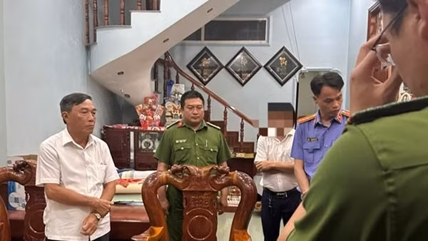 Bắt tạm giam nguyên Phó Chủ tịch huyện và Giám đốc văn phòng đăng ký đất đai