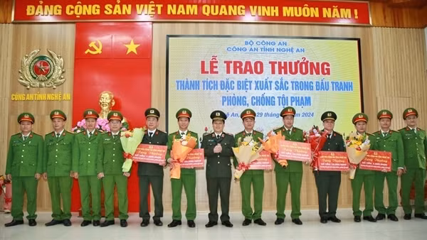 Công an Nghệ An trao thưởng thành tích đặc biệt xuất sắc trong đấu tranh phòng, chống tội phạm