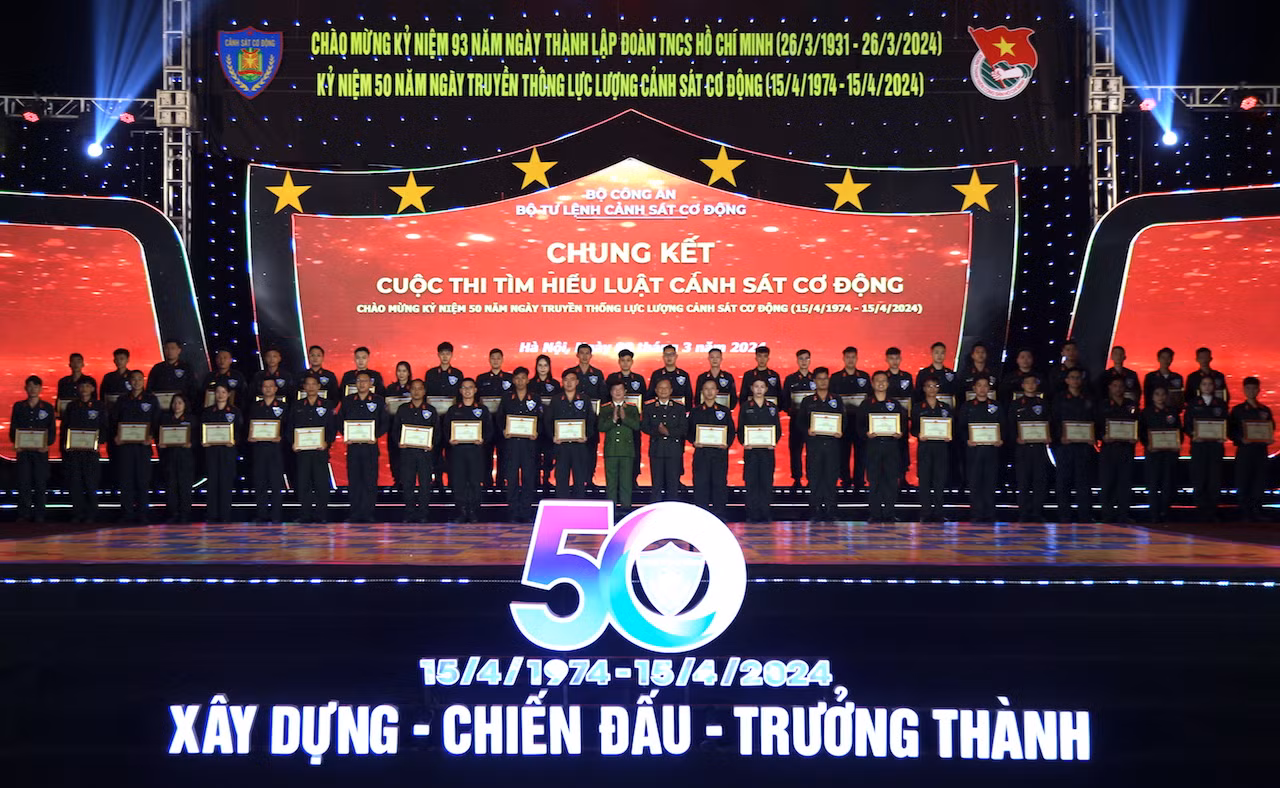 Trao giải Cuộc thi tìm hiểu Luật Cảnh sát cơ động -1