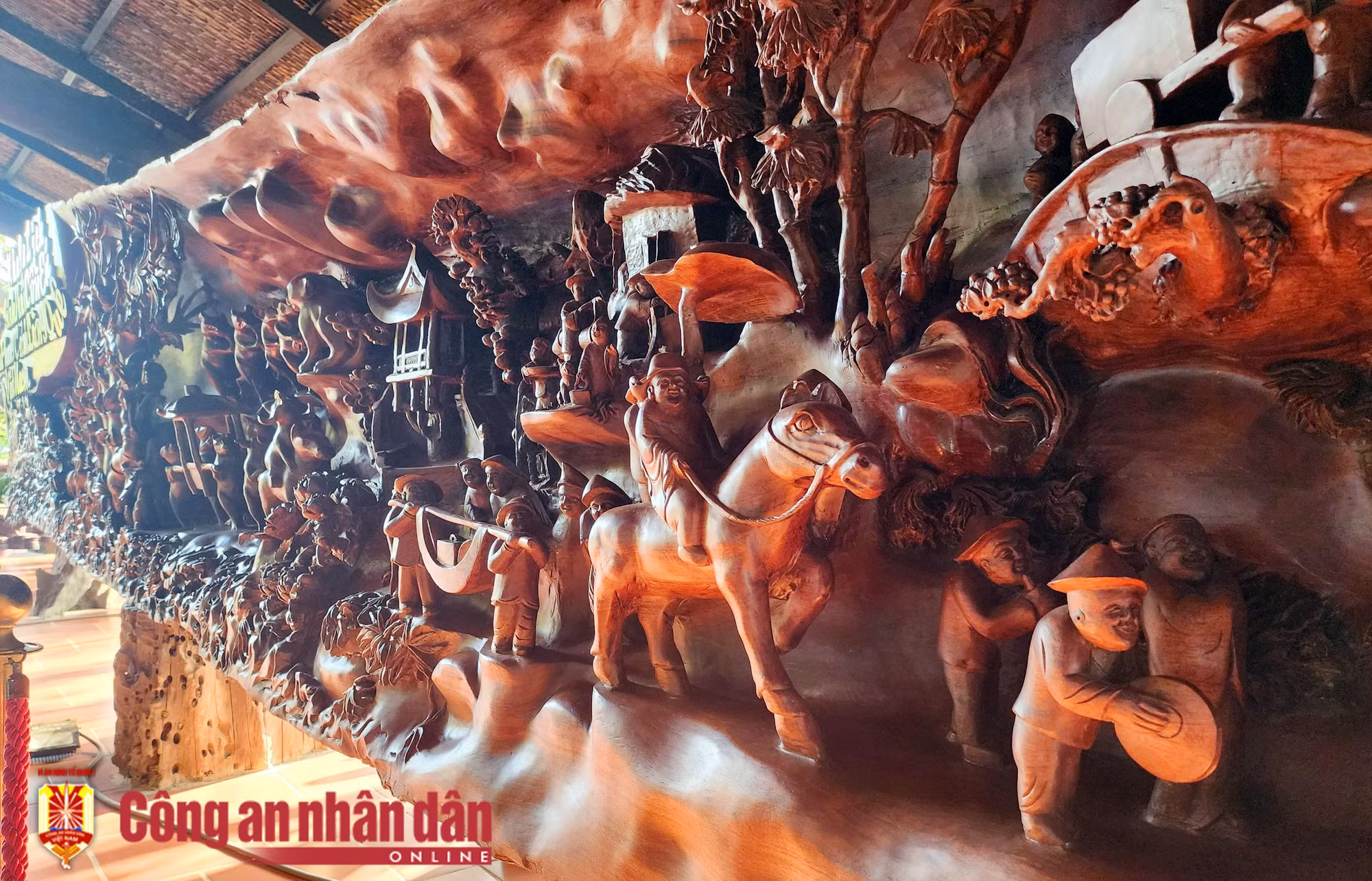 Chiêm ngưỡng kiệt tác “Tranh phong cảnh làng quê Việt Nam” được điêu khắc trên gỗ lũa trăm tuổi -2