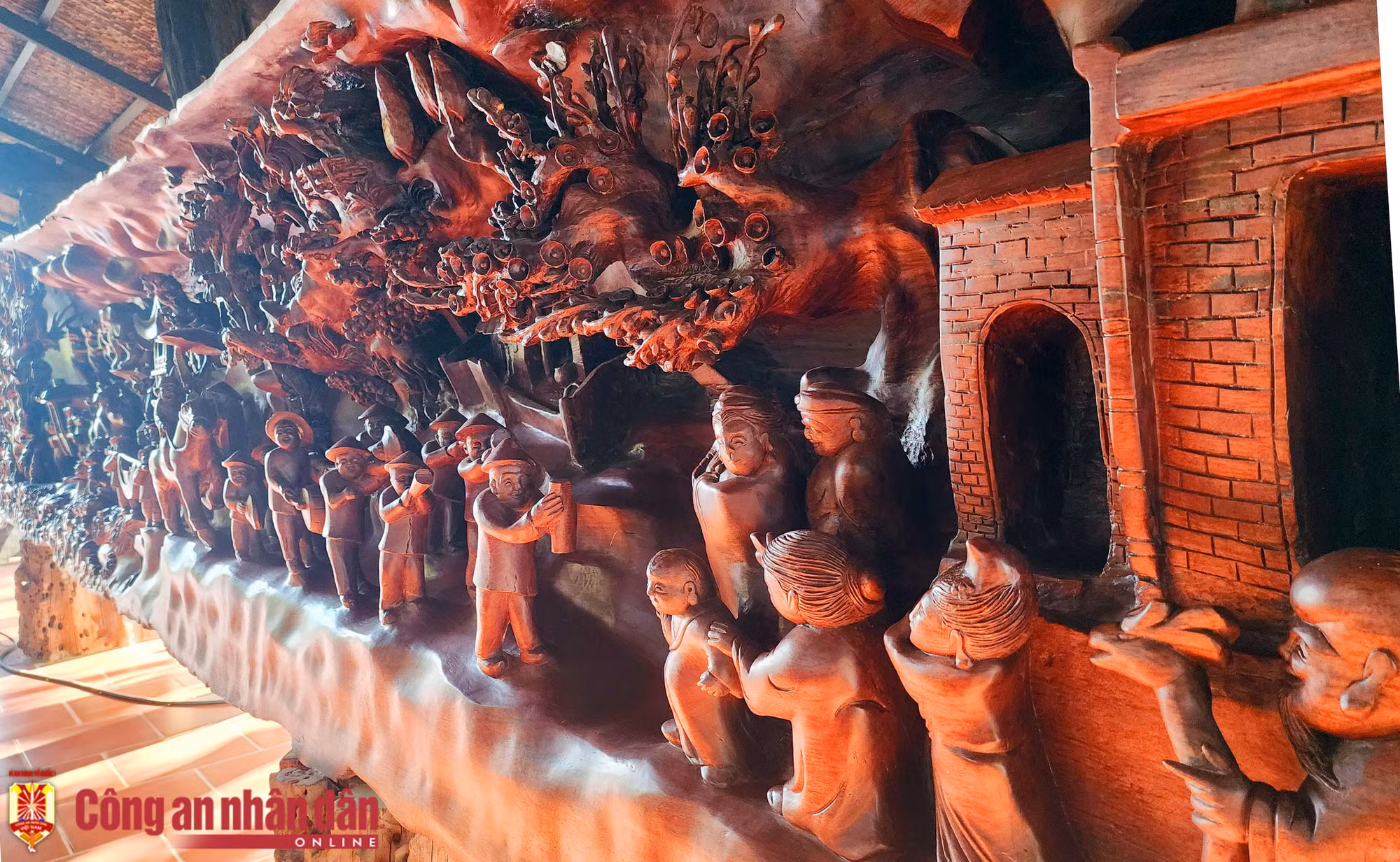 Chiêm ngưỡng kiệt tác “Tranh phong cảnh làng quê Việt Nam” được điêu khắc trên gỗ lũa trăm tuổi -4