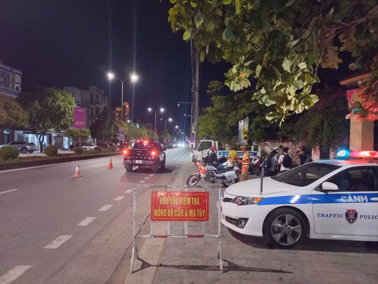Phạt người đàn ông lên Facebook để livestream “báo chốt” kiểm tra nồng độ cồn -0