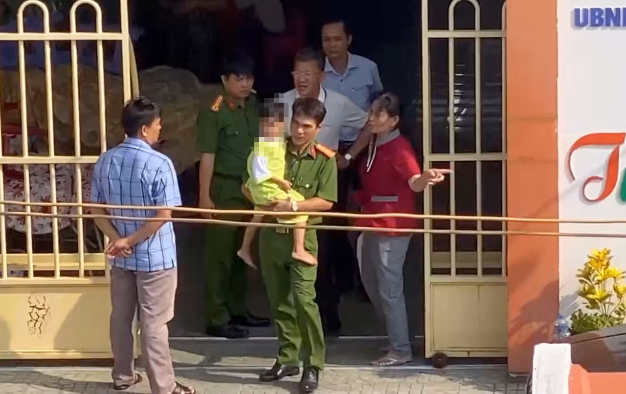 2 cháu bé bị kẻ nghi ngáo đá khống chế được giải cứu an toàn -0