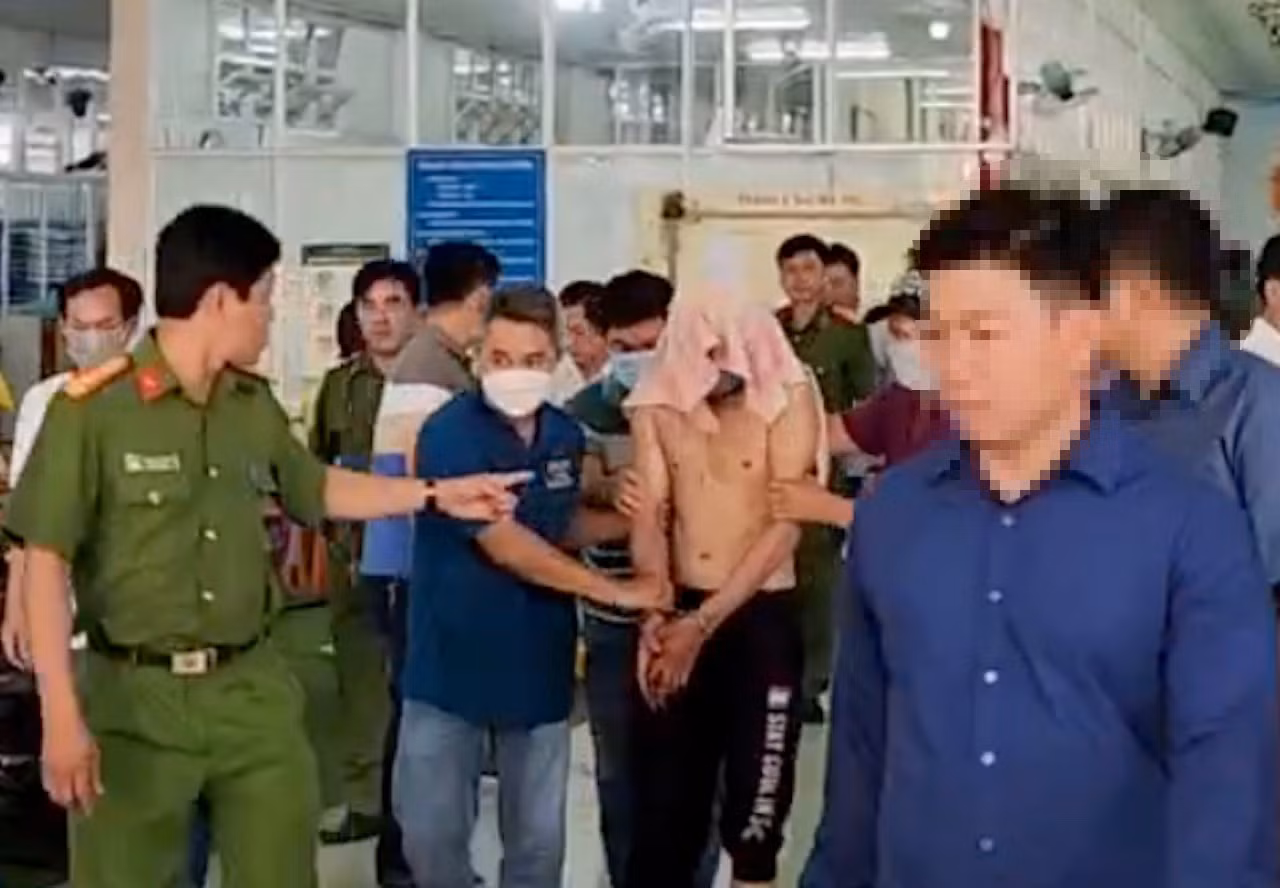 2 cháu bé bị kẻ nghi ngáo đá khống chế được giải cứu an toàn -0