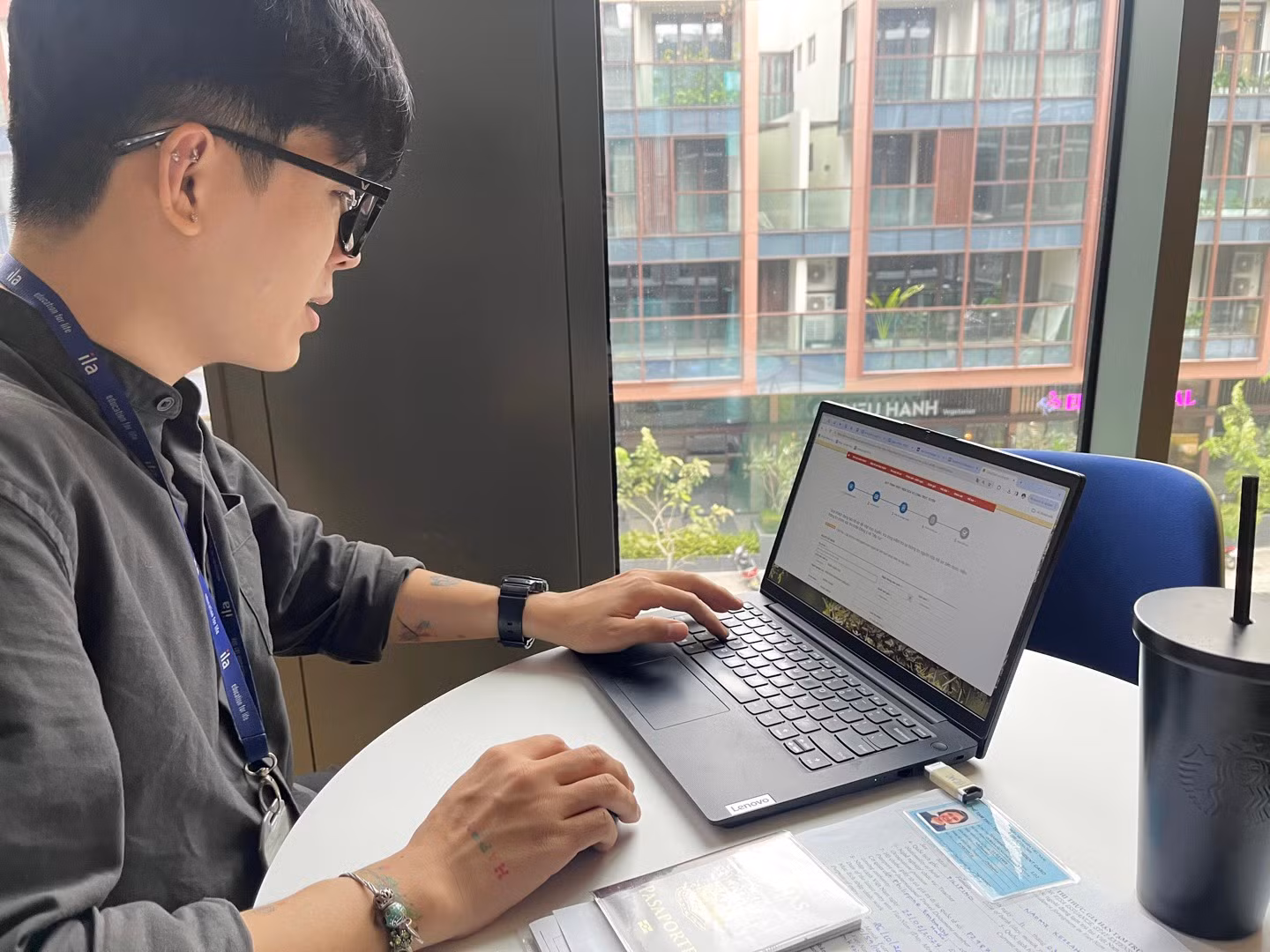 Nhiều tiện ích khi đăng ký online cấp thẻ tạm trú, thị thực cho người nước ngoài -0