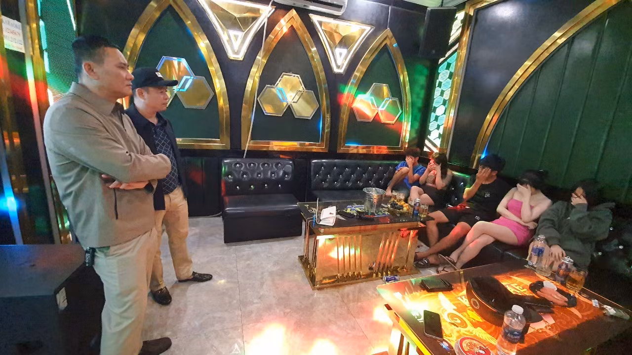 Bắt giữ 3 nhân viên quán karaoke bán dâm -0
