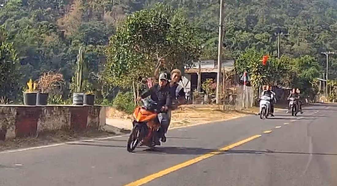 Hoảng hồn vì bị một thanh niên vung mã tấu chém vào ôtô khi đang đi trên đèo Đa Mi -0