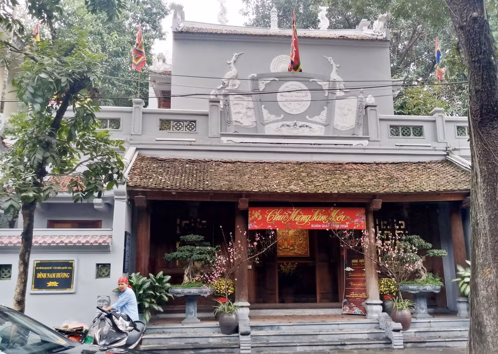 Phố xuân trong khung son -0