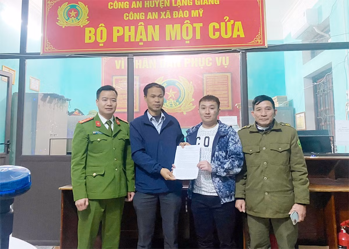Công an xã đến tận nhà, giúp công dân nhận lại hơn 740 triệu đồng chuyển nhầm -1