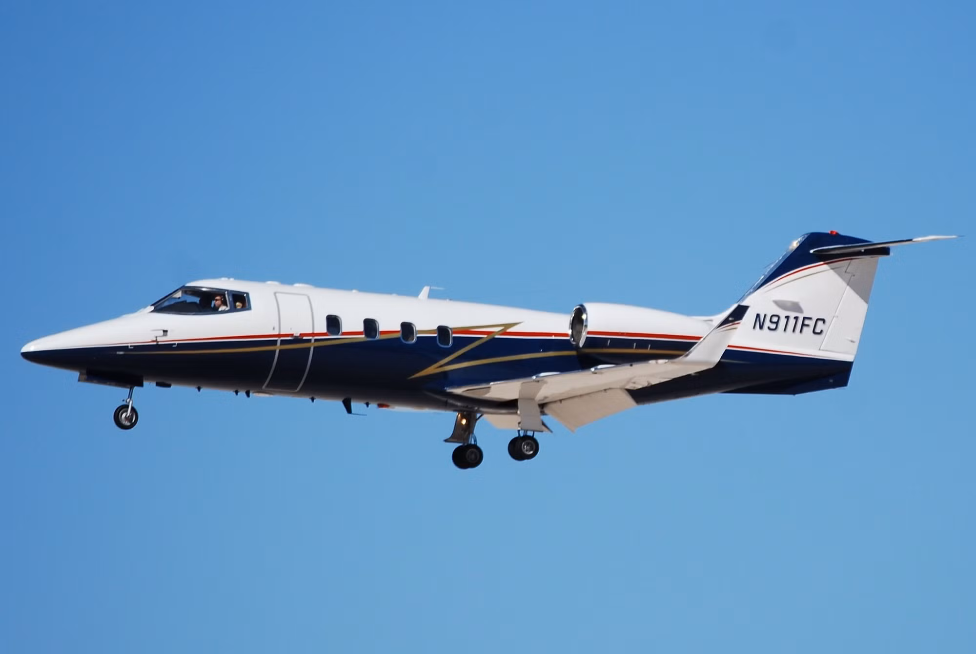 Mỹ: Máy bay phản lực Learjet 55 rơi xuống thành phố Philadelphia, nổ lớn -0