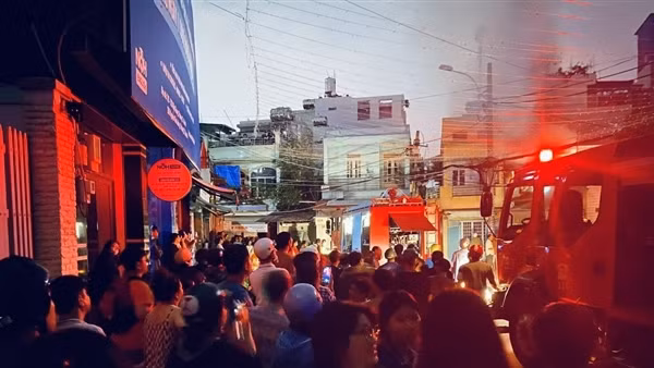 Cháy nhà trong hẻm sâu, người dân ngắt cầu dao điện, ứng phó thoát hiểm