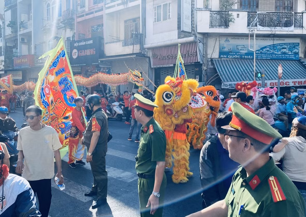 Du khách nước ngoài hào hứng với lễ hội nghinh ông ở Chợ Lớn -0