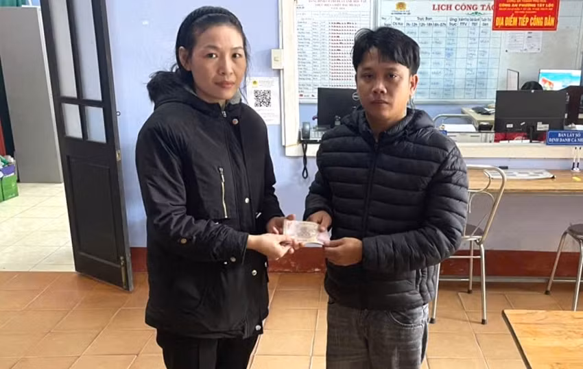 Công an phường giúp một người làm thuê tìm lại số tiền chuyển khoản nhầm -0