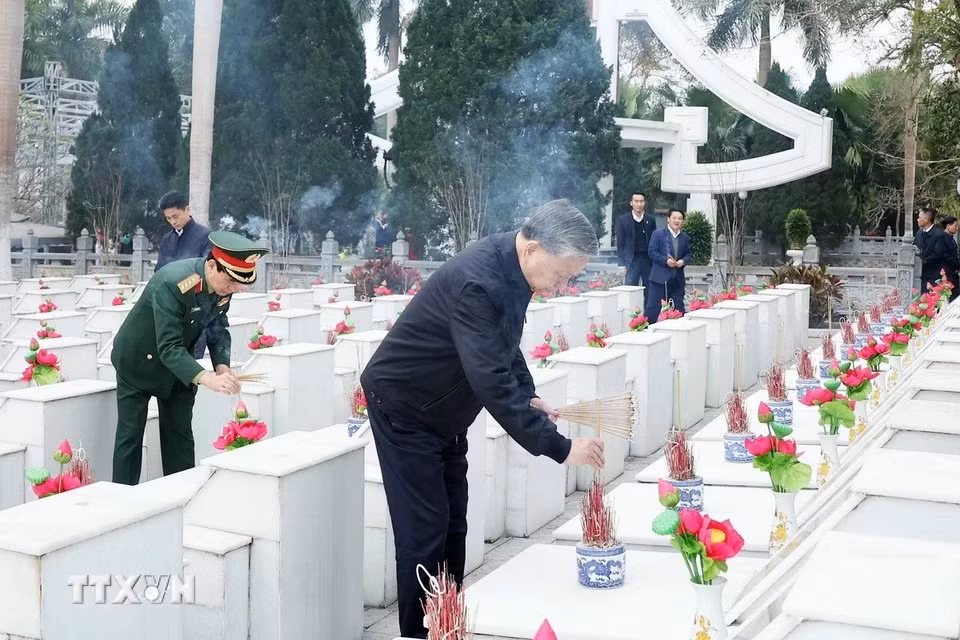 Tổng Bí thư Tô Lâm dâng hương tưởng nhớ và tri ân các Anh hùng liệt sỹ -0