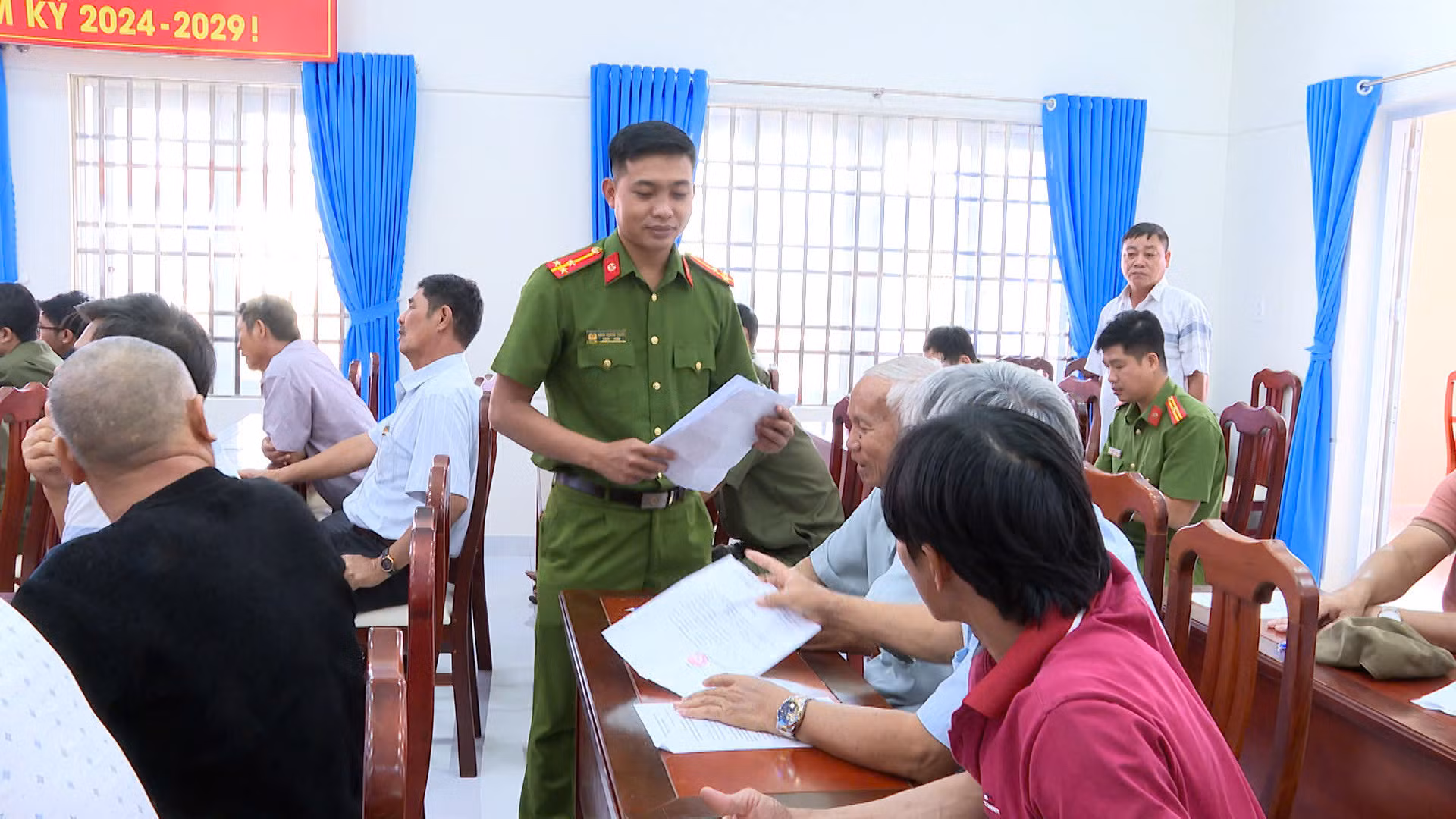 Tuyên truyền, ký cam kết phòng, chống tội phạm về ma túy cho các chủ ghe, tàu -0