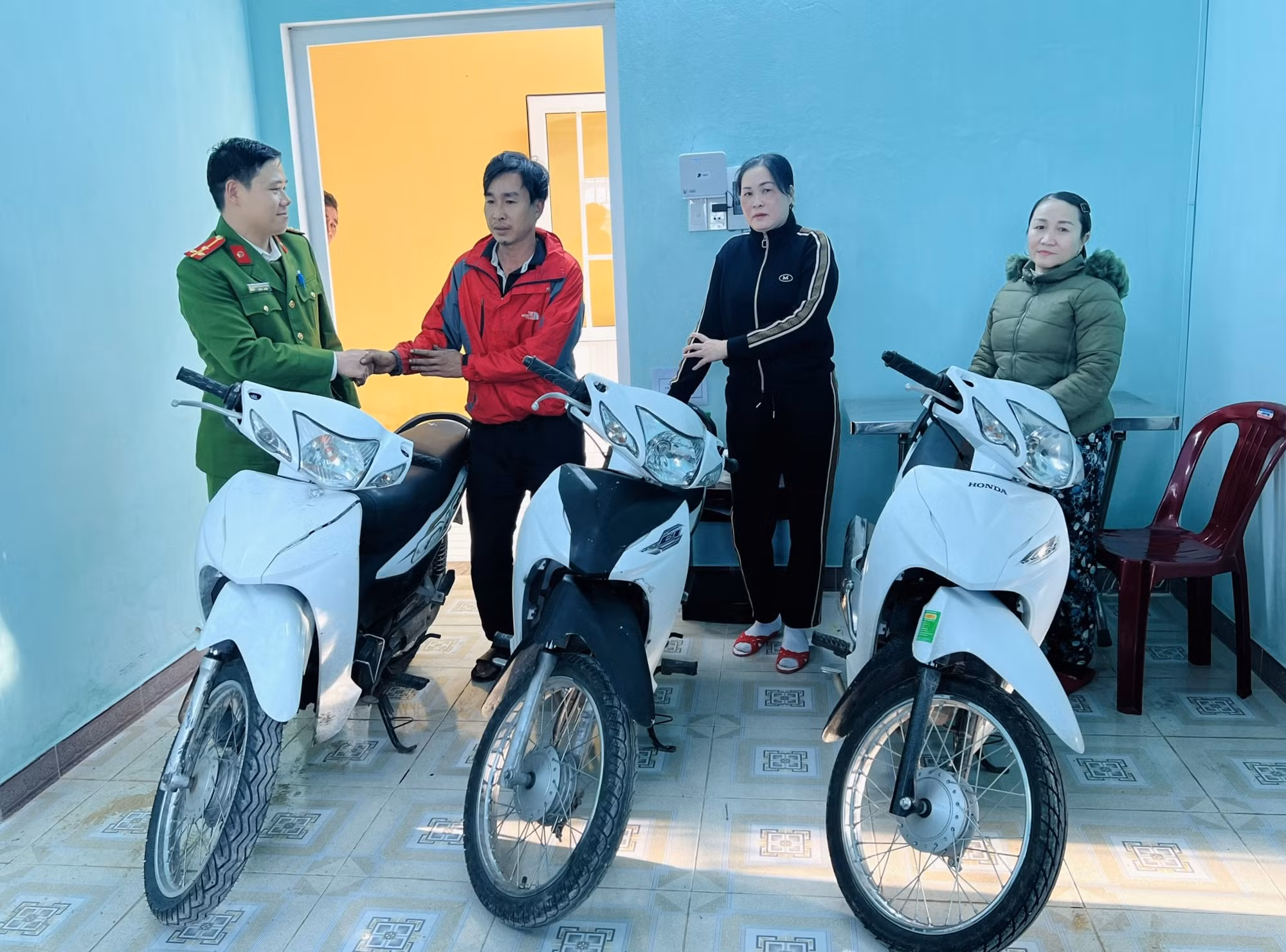 Người dân vui mừng nhận lại xe máy sau khi nhóm “đá xế” bị bắt -0