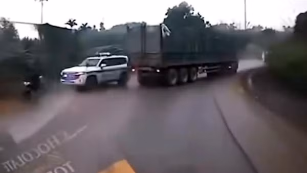 Cản trở đoàn xe ưu tiên, tài xế ô tô đầu kéo bị phạt nặng
