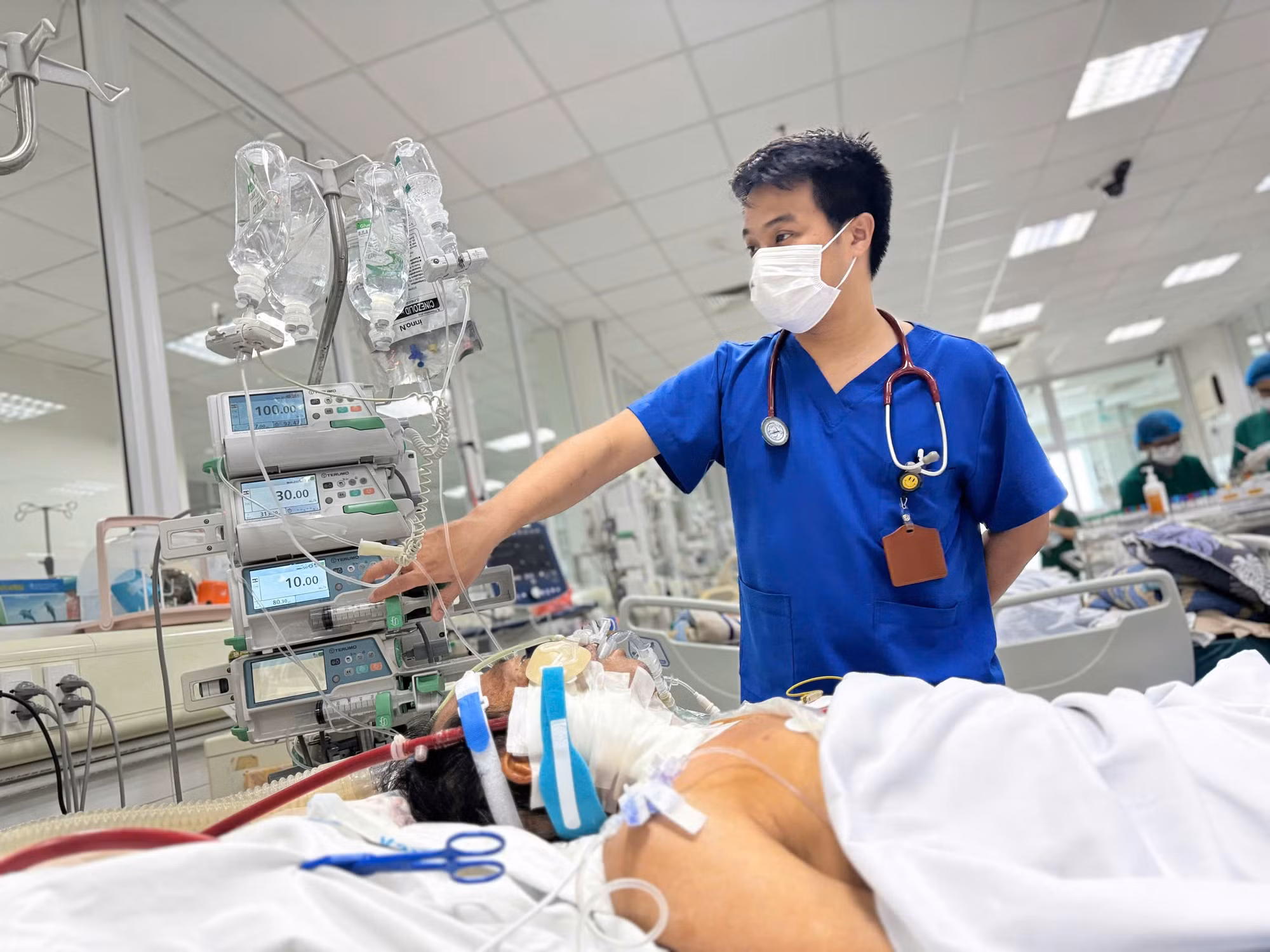 Bộ Y tế khuyến cáo người dân đeo khẩu trang ở nơi đông người để phòng bệnh cúm mùa -0
