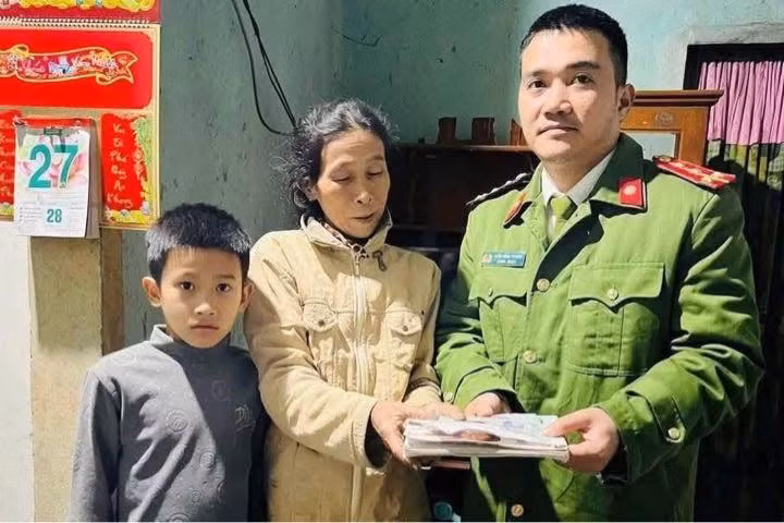 Hành động đẹp của Công an xã gây xúc động cộng đồng mạng -0