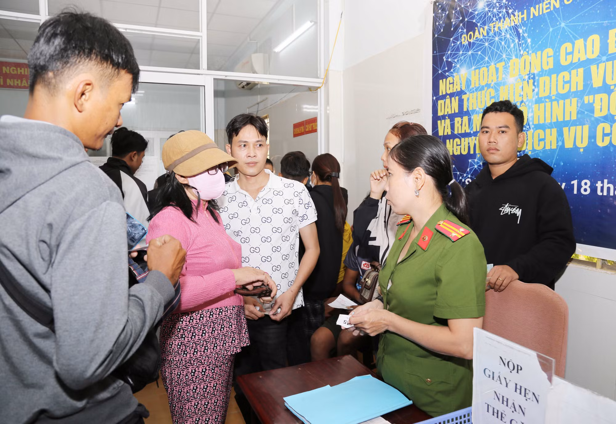 Công an tỉnh Sóc Trăng tạo mọi điều kiện cấp căn cước cho người dân ngày làm việc đầu năm -2