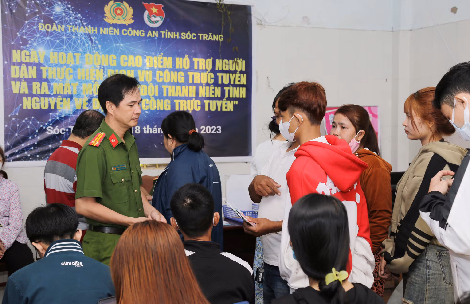 Công an tỉnh Sóc Trăng tạo mọi điều kiện cấp căn cước cho người dân ngày làm việc đầu năm -0