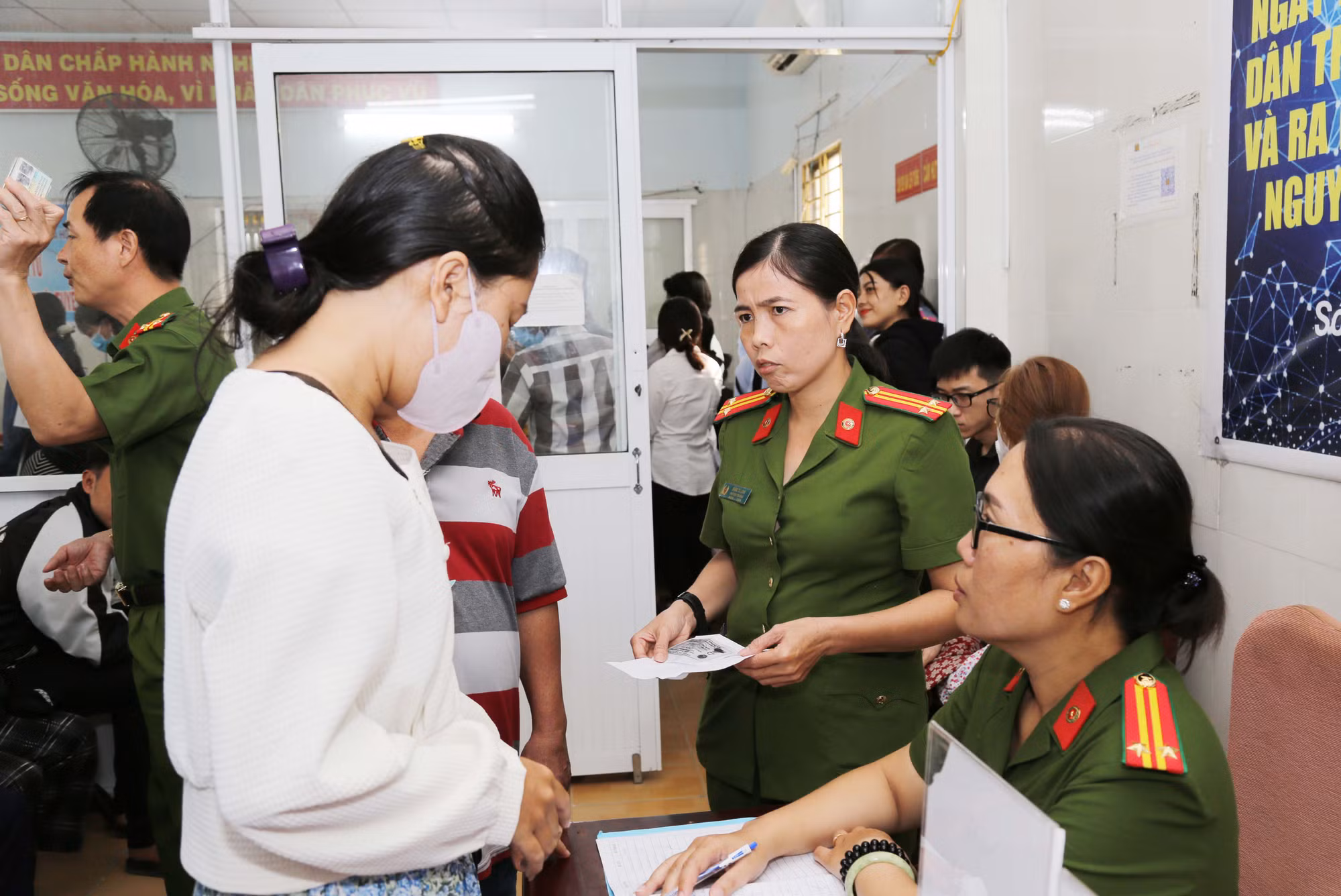 Công an tỉnh Sóc Trăng tạo mọi điều kiện cấp căn cước cho người dân ngày làm việc đầu năm -1