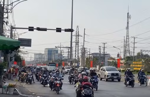 Người dân từ các tỉnh đổ về TP Hồ Chí Minh, các tuyến quốc lộ qua Long An ùn ứ -3