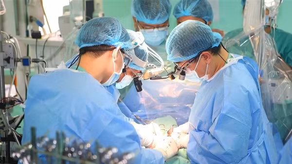 Người đàn ông làm nghề hái cà phê được cứu sống nhờ ca ghép tim xuyên Việt