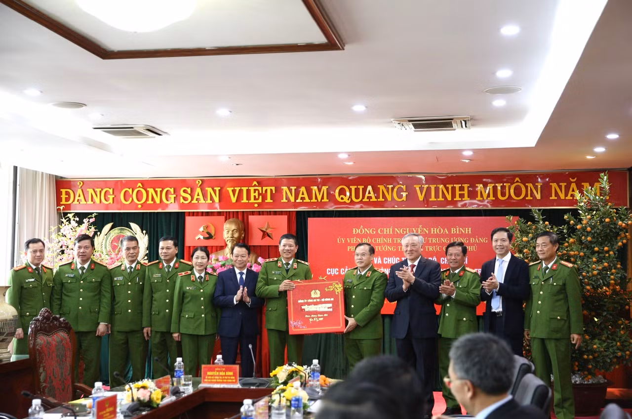 Phó Thủ tướng Thường trực Nguyễn Hòa Bình chúc Tết và giao nhiệm vụ cho Cục Cảnh sát PCTP về môi trường -1