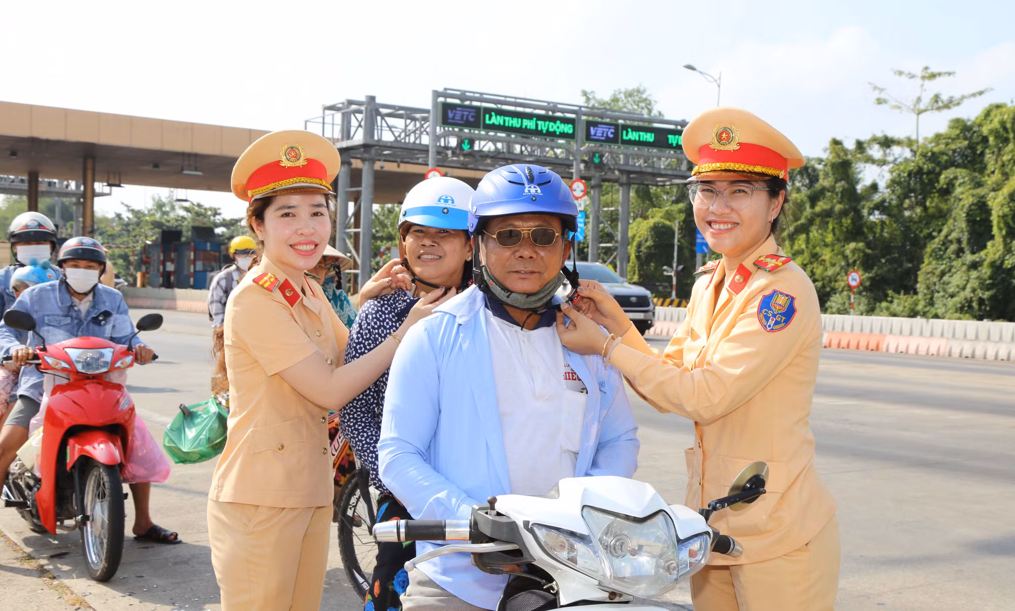 Ấm lòng người dân khi trở lại các thành phố lớn làm việc sau Tết -0