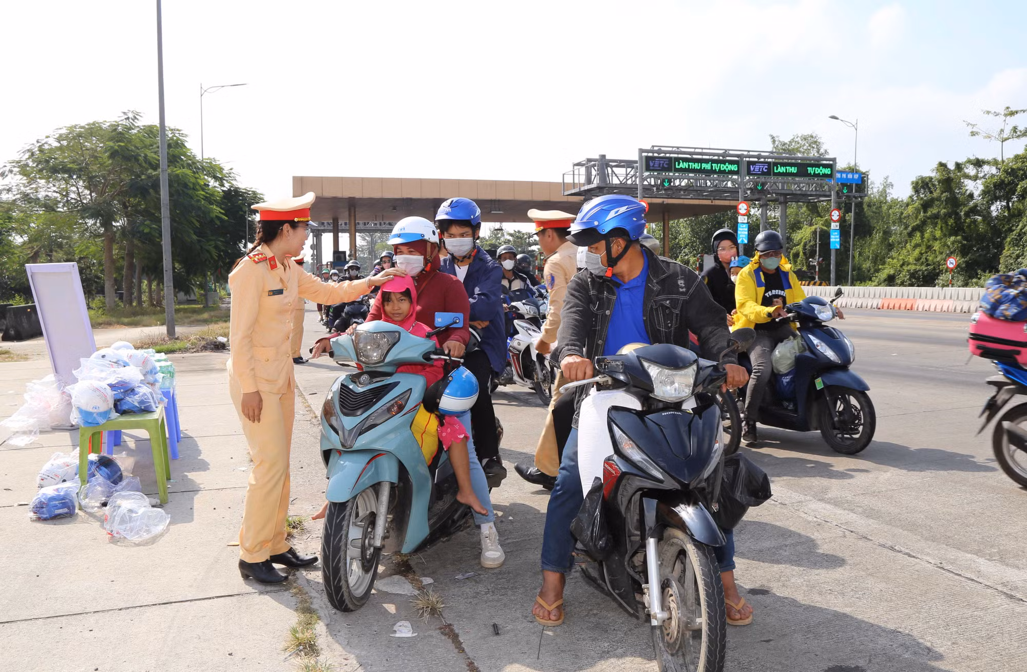 Ấm lòng người dân khi trở lại các thành phố lớn làm việc sau Tết -0